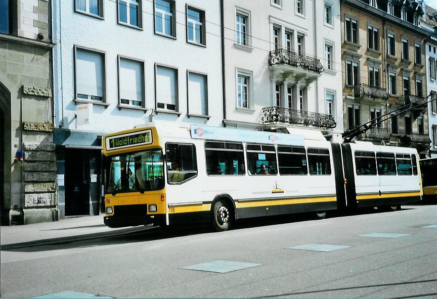 (106'819) - VBSH Schaffhausen - Nr. 118 - NAW/Hess Gelenktrolleybus am 26. April 2008 beim Bahnhof Schaffhausen