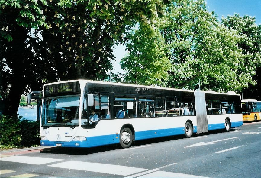 (107'023) - VBL Luzern - Nr. 142/LU 199'442 - Mercedes am 10. Mai 2008 beim Bahnhof Luzern