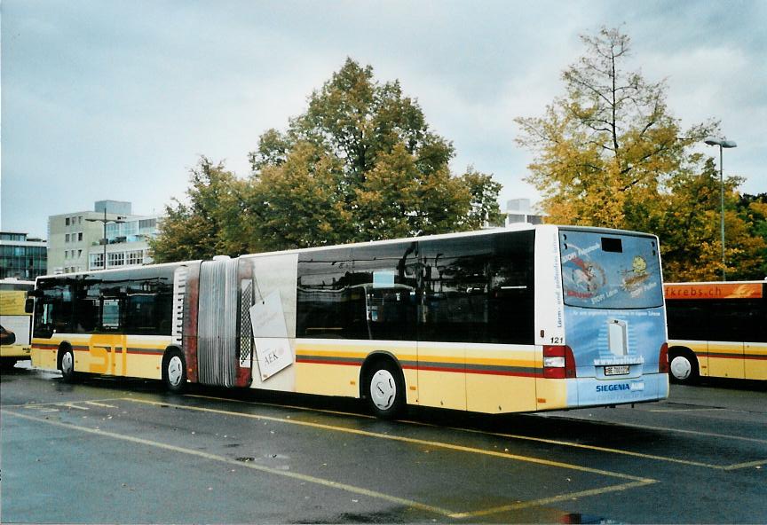 (111'330) - STI Thun - Nr. 121/BE 700'121 - MAN am 6. Oktober 2008 beim Bahnhof Thun (prov. Haltestelle)