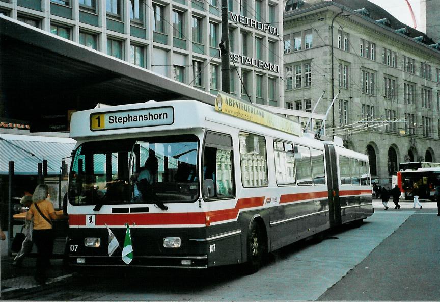 (111'612) - VBSG St. Gallen - Nr. 107 - Saurer/Hess Gelenktrolleybus am 13. Oktober 2008 beim Bahnhof St. Gallen