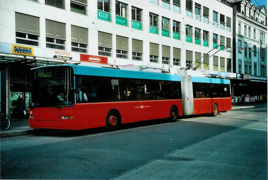 (111'926) - VB Biel - Nr. 85 - NAW/Hess Gelenktrolleybus am 10. November 2008 in Biel, Guisanplatz