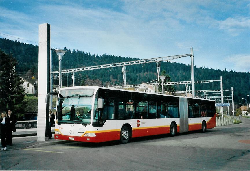 (112'032) - VR La Chaux-de-Fonds - Nr. 228/NE 29'228 - Mercedes beim Bahnhof Les Hauts-Geneveys