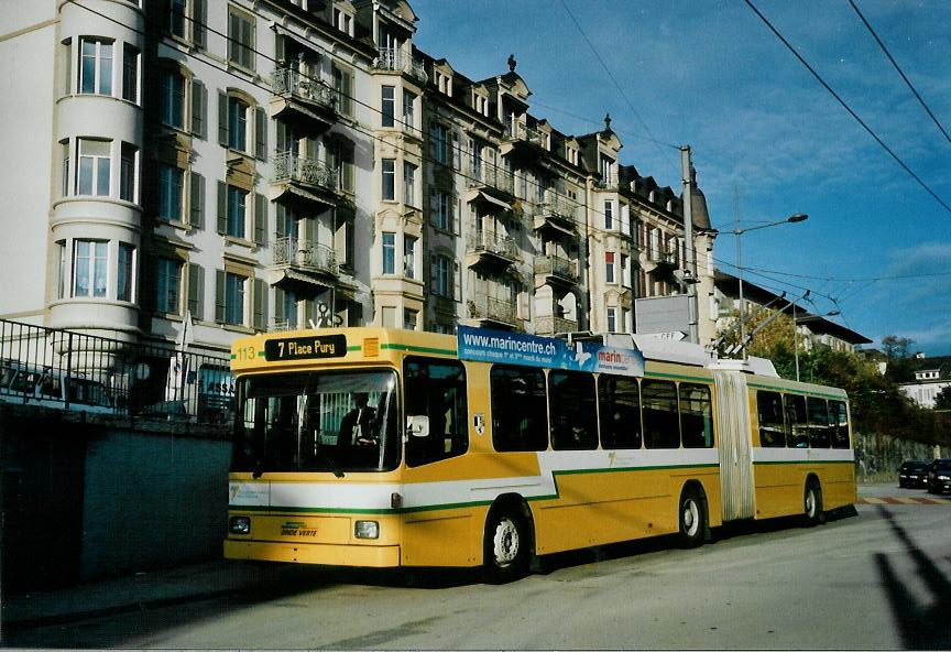 (112'033) - TN Neuchtel - Nr. 113 - NAW/Hess Gelenktrolleybus am 10. November 2008 beim Bahnhof Neuchtel