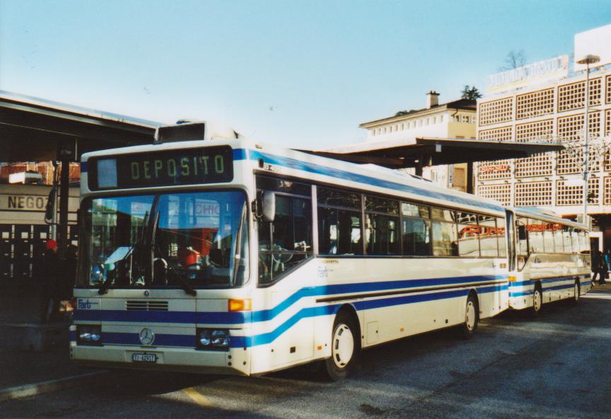 (112'409) - FART Locarno - Nr. 17/TI 62'917 - Mercedes am 8. Dezember 2008 beim Bahnhof Locarno