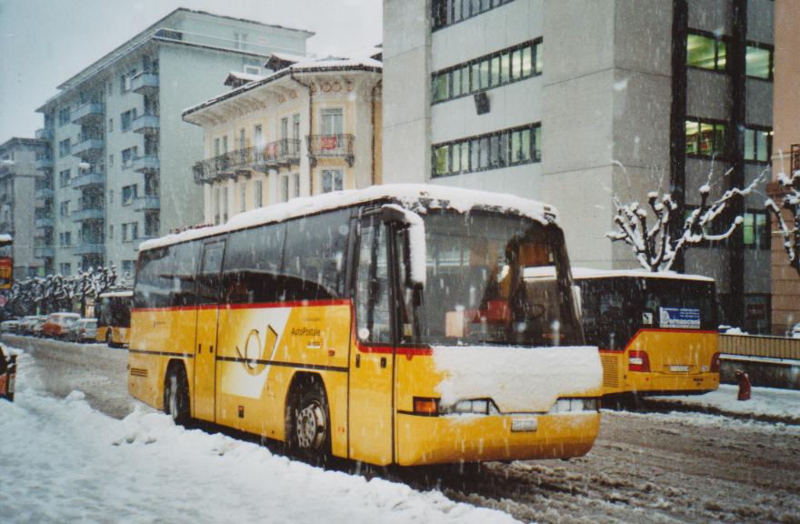 (112'706) - AutoPostale Ticino - TI 215'251 - Neoplan am 10. Dezember 2008 beim Bahnhof Bellinzona