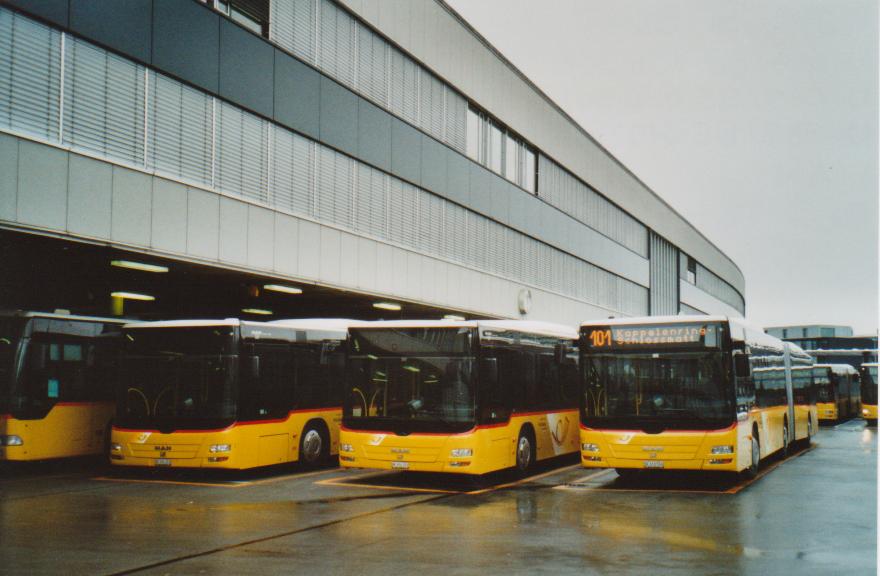 (112'936) - PostAuto Bern - Nr. 664/BE 656'301 + Nr. 665/BE 656'302 + Nr. 663/BE 610'550 - MAN am 20. Dezember 2008 in Bern, Postautostation