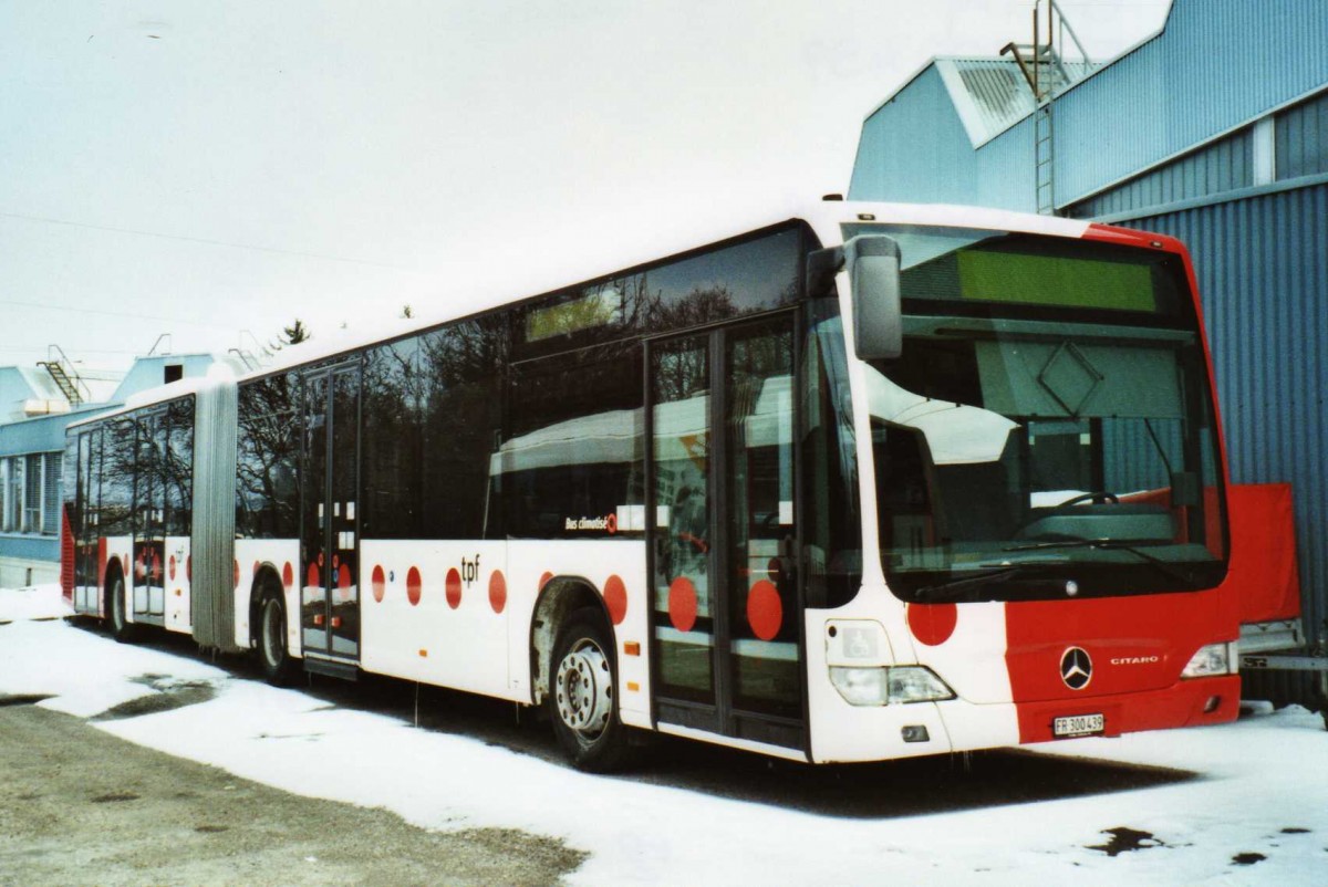 (114'232) - TPF Fribourg - Nr. 594/FR 300'439 - Mercedes am 14. Februar 2009 in Fribourg, Garage