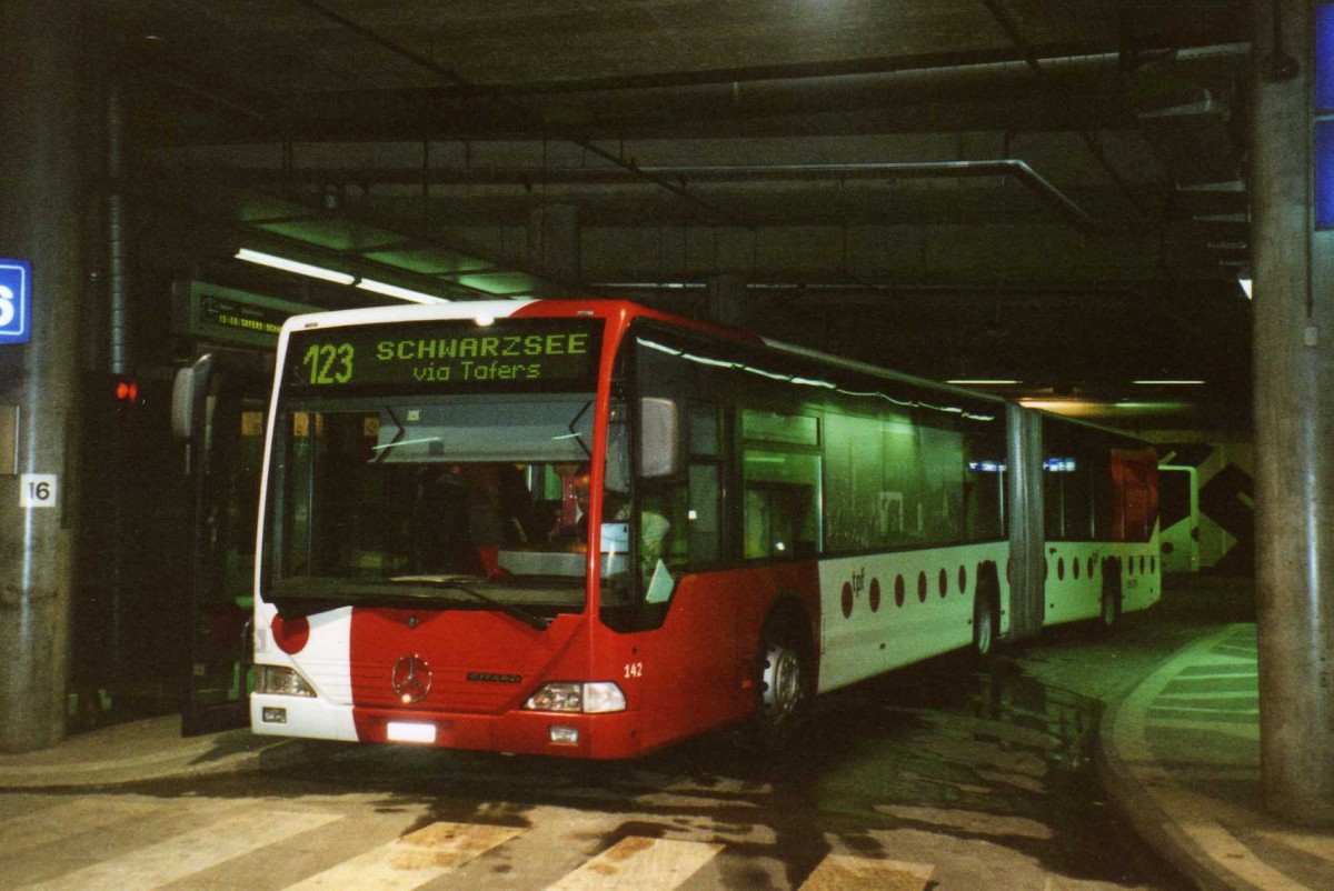 (114'320) - TPF Fribourg - Nr. 142/FR 300'298 - Mercedes am 14. Februar 2009 in Fribourg, Busbahnhof