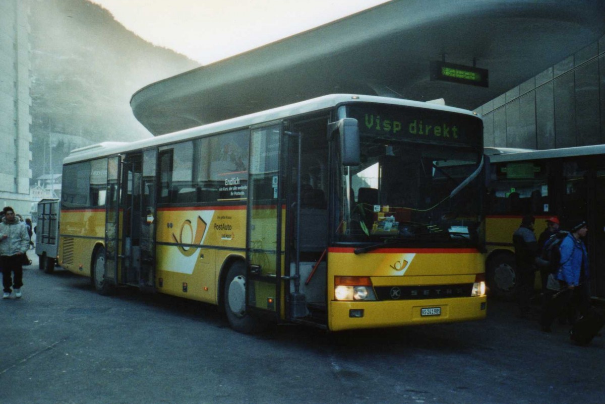 (114'333) - PostAuto Wallis - VS 241'985 - Setra (ex P 26'024) am 15. Februar 2009 beim Bahnhof Visp