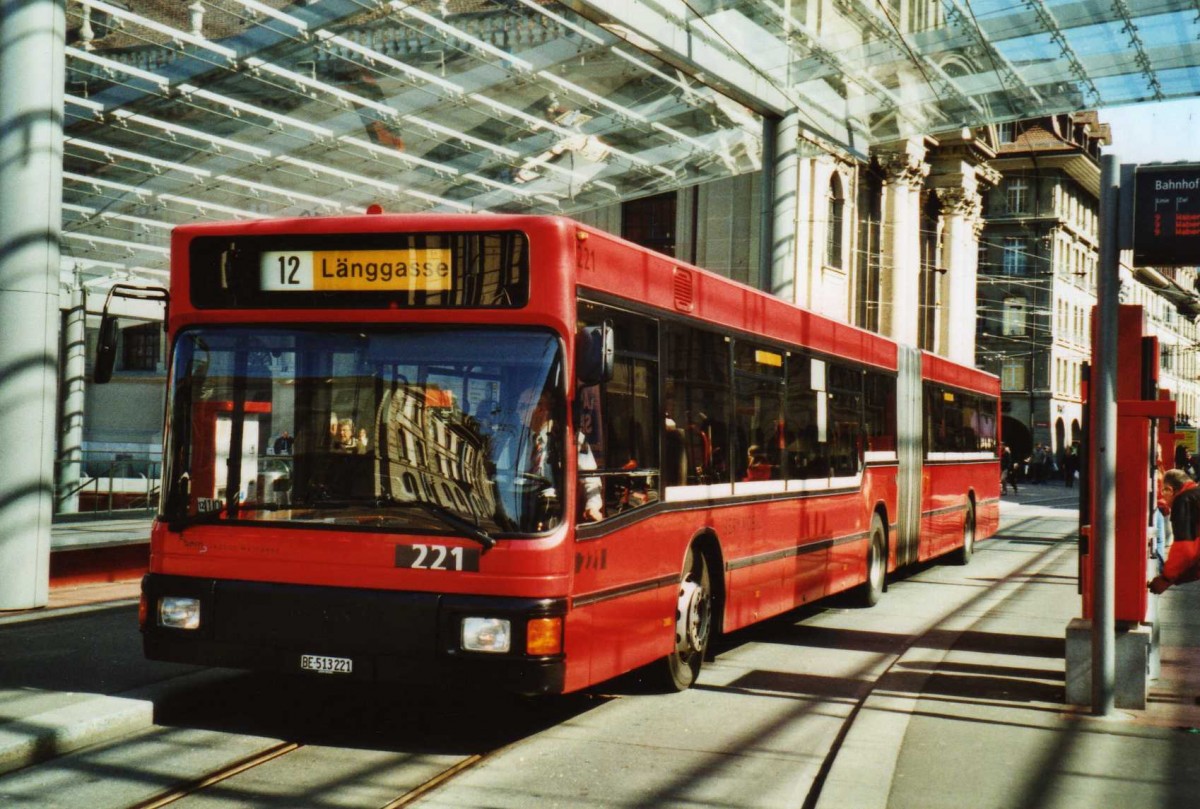 (115'211) - Bernmobil, Bern - Nr. 221/BE 513'221 - MAN am 16. Mrz 2009 beim Bahnhof Bern