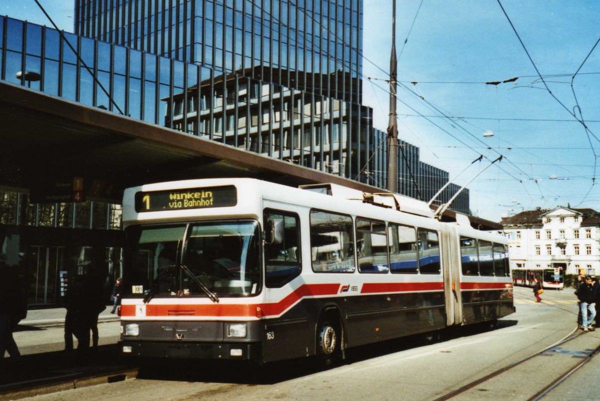 (115'412) - VBSG St. Gallen - Nr. 163 - NAW/Hess Gelenktrolleybus am 18. Mrz 2009 beim Bahnhof St. Gallen