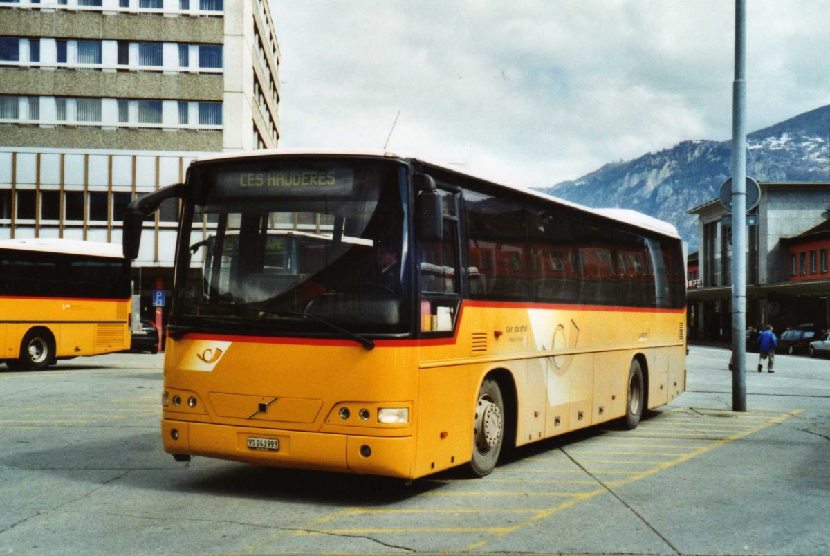 (115'633) - PostAuto Wallis - Nr. 16/VS 243'993 - Volvo (ex P 25'624) am 30. Mrz 2009 beim Bahnhof Sion