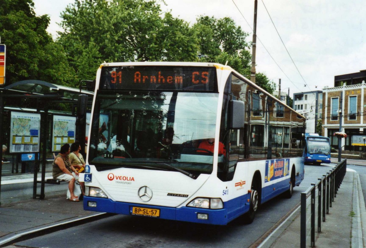 (118'227) - VEOLIA - Nr. 5418/BP-SL-57 - Mercedes am 5. Juli 2009 beim Bahnhof Arnhem