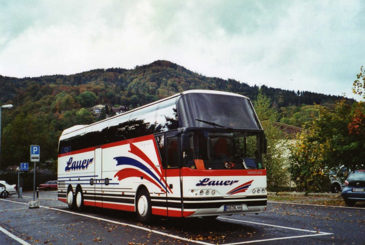 (121'427) - Aus Deutschland: Lauer, Altenkirchen - KUS-BL 444 - Neoplan am 12. Oktober 2009 in Thun, Seestrasse