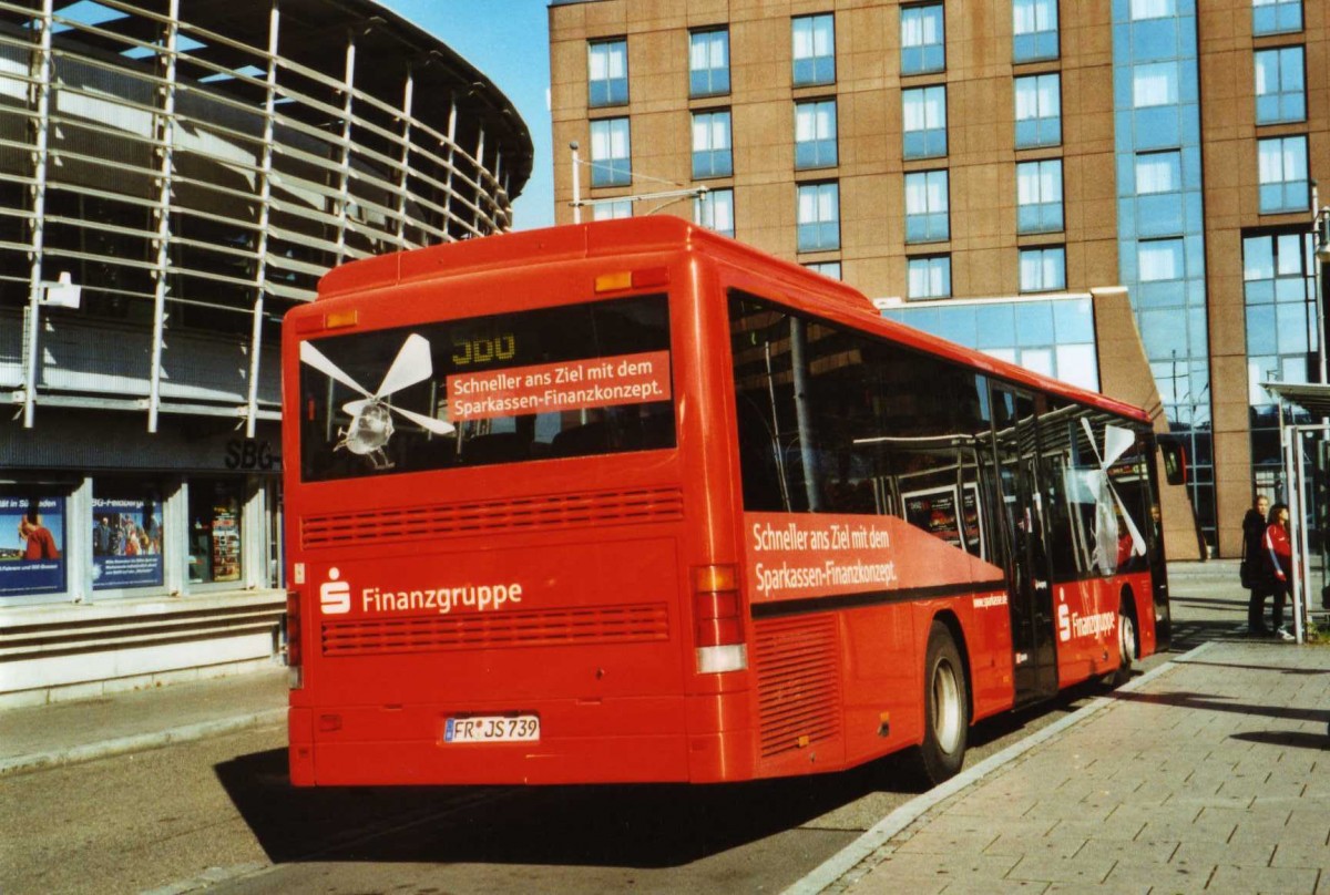 (121'609) - SBG Freiburg - FR-JS 739 - Setra am 20. Oktober 2009 beim Bahnhof Freiburg