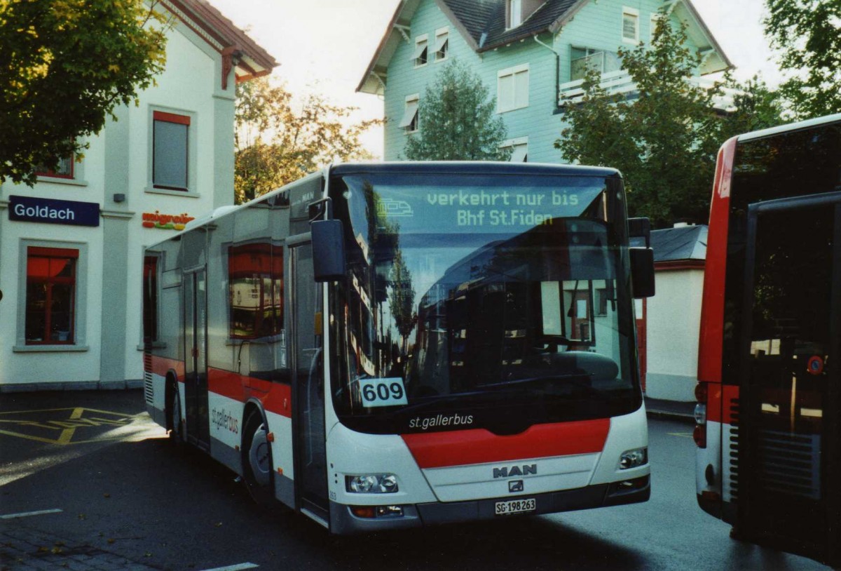 (121'635) - St. Gallerbus, St. Gallen - Nr. 263/SG 198'263 - MAN am 24. Oktober 2009 beim Bahnhof Goldach