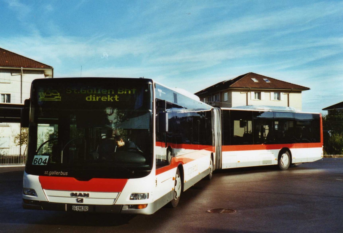 (121'707) - St. Gallerbus, St. Gallen - Nr. 282/SG 198'282 - MAN am 24. Oktober 2009 beim Bahnhof Goldach