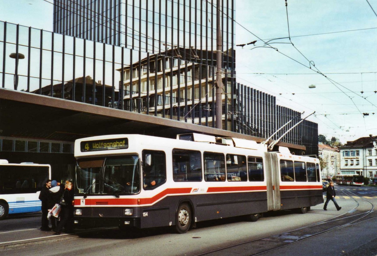 (121'724) - VBSG St. Gallen - Nr. 154 - NAW/Hess Gelenktrolleybus am 24. Oktober 2009 beim Bahnhof St. Gallen