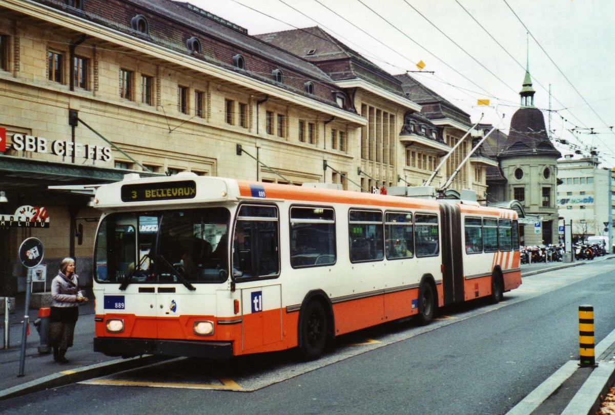 (122'230) - TL Lausanne - Nr. 889 - Saurer/Hess Gelenktrolleybus (ex TPG Genve Nr. 660) am 19. November 2009 beim Bahnhof Lausanne