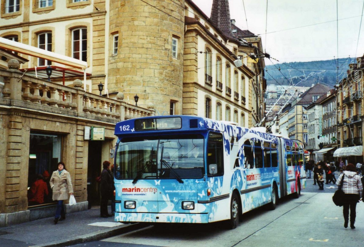 (122'529) - TN Neuchtel - Nr. 162 - FBW/Hess Gelenktrolleybus am 5. Dezember 2009 in Neuchtel, Place Pury