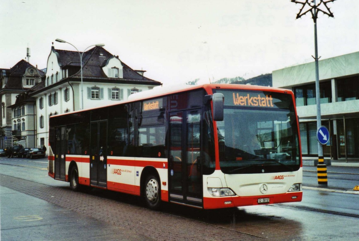 (122'608) - AAGS Schwyz - Nr. 32/SZ 28'732 - Mercedes am 10. Dezember 2009 in Schwyz, Postplatz