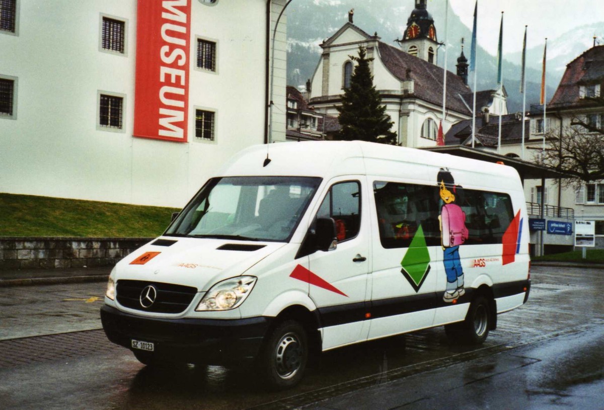 (122'629) - AAGS Schwyz - Nr. 23/SZ 10'123 - Mercedes am 10. Dezember 2009 in Schwyz, Postplatz