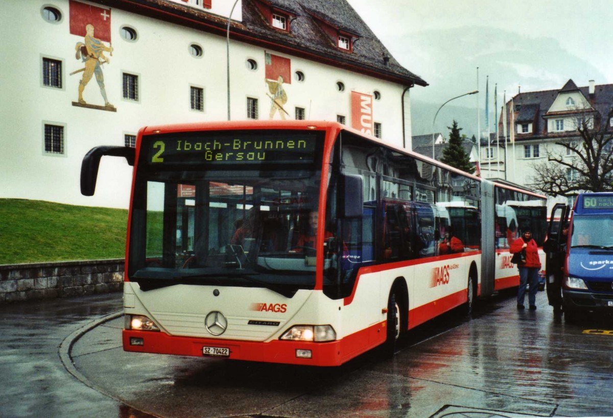 (122'631) - AAGS Schwyz - Nr. 22/SZ 70'422 - Mercedes am 10. Dezember 2009 in Schwyz, Postplatz