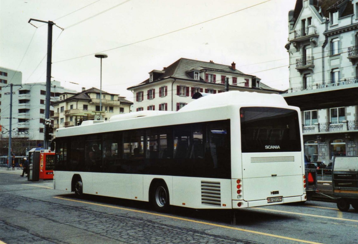 (122'728) - Hess, Bellach - SO 123'131 - Scania/Hess am 12. Dezember 2009 beim Bahnhof Brig (Einsatz PostAuto)