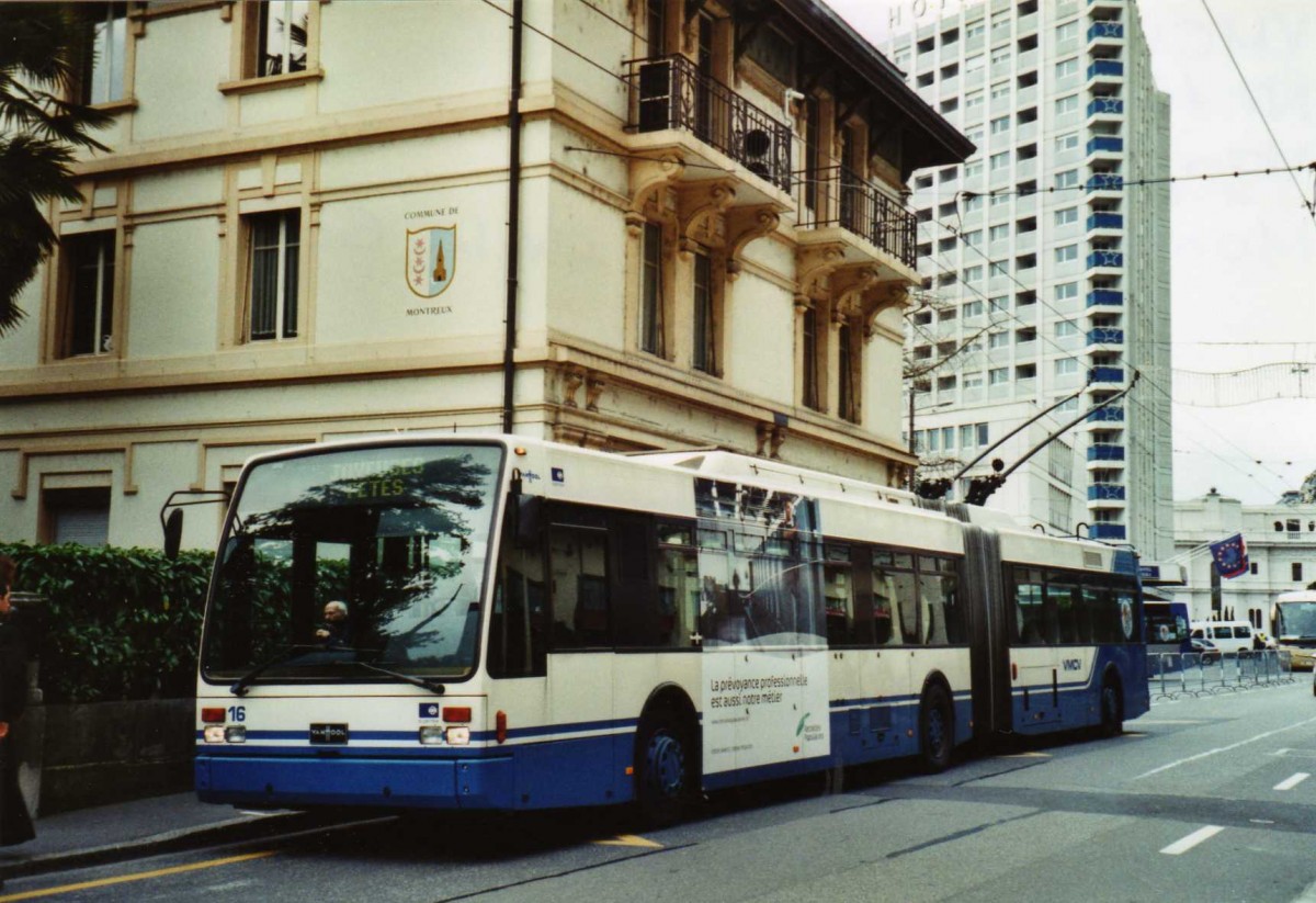 (122'826) - VMCV Clarens - Nr. 16 - Van Hool Gelenktrolleybus am 12. Dezember 2009 in Montreux, Escaliers de la Gare