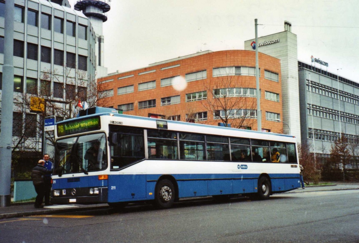 (123'008) - VBZ Zrich - Nr. 211/ZH 588'211 - Mercedes am 13. Dezember 2009 in Binz, Center