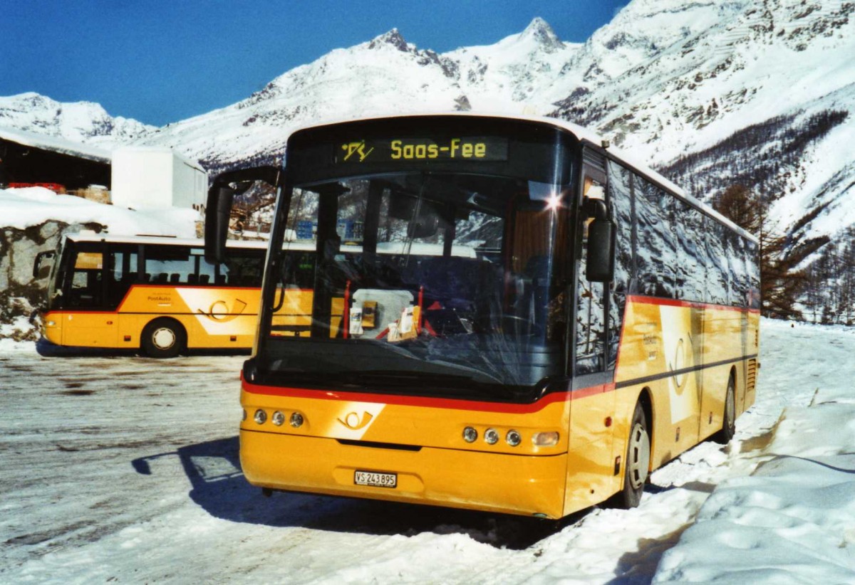 (124'320) - PostAuto Wallis - VS 243'895 - Neoplan (ex P 25'171) am 14. Februar 2010 in Saas-Fee, Postautostation