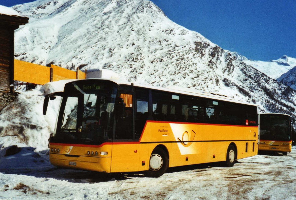 (124'321) - PostAuto Wallis - VS 243'893 - Neoplan (ex P 25'167) am 14. Februar 2010 in Saas-Fee, Postautostation