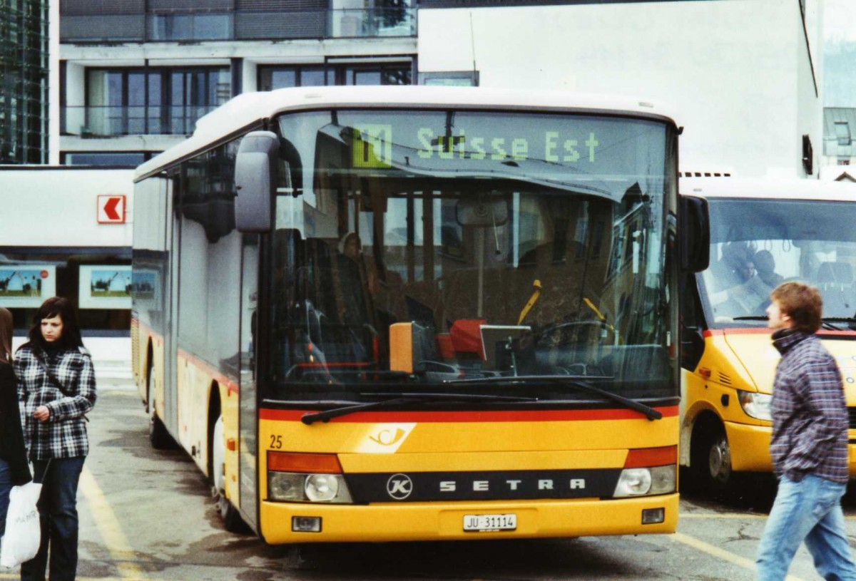 (124'433) - CarPostal Ouest - Nr. 25/JU 31'114 - Setra (ex P 25'660) am 15. Februar 2010 beim Bahnhof Delmont