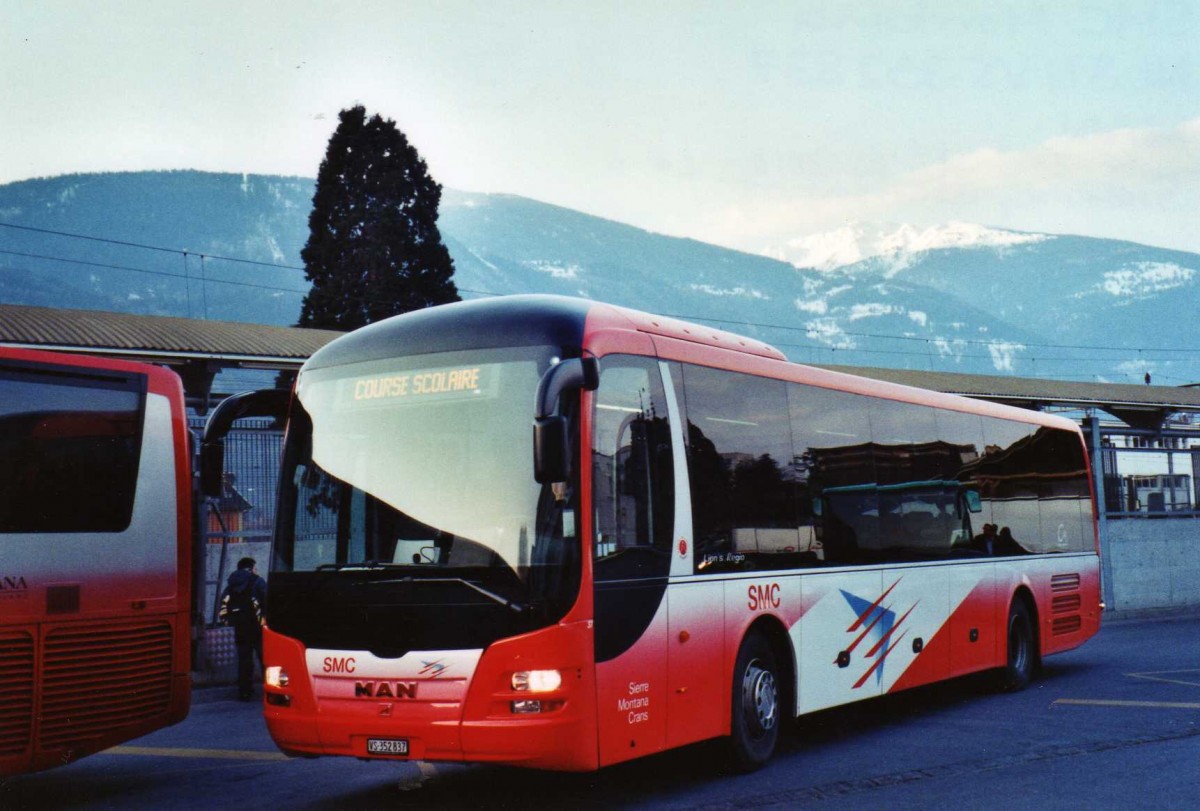 (124'614) - SMC Montana - Nr. 37/VS 352'837 - MAN am 9. Mrz 2010 beim Bahnhof Sierre