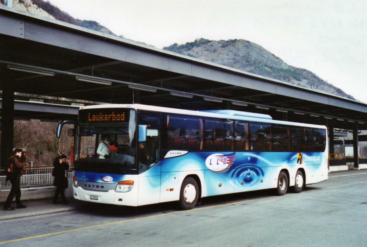 (124'721) - LLB Susten - Nr. 1/VS 38'001 - Setra am 9. Mrz 2010 beim Bahnhof Leuk