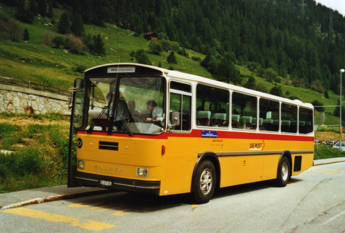 (127'423) - AVG Meiringen - Nr. 74/BE 607'481 - Saurer/R&J (ex P 24'357) am 4. Juli 2010 beim Bahnhof Oberwald