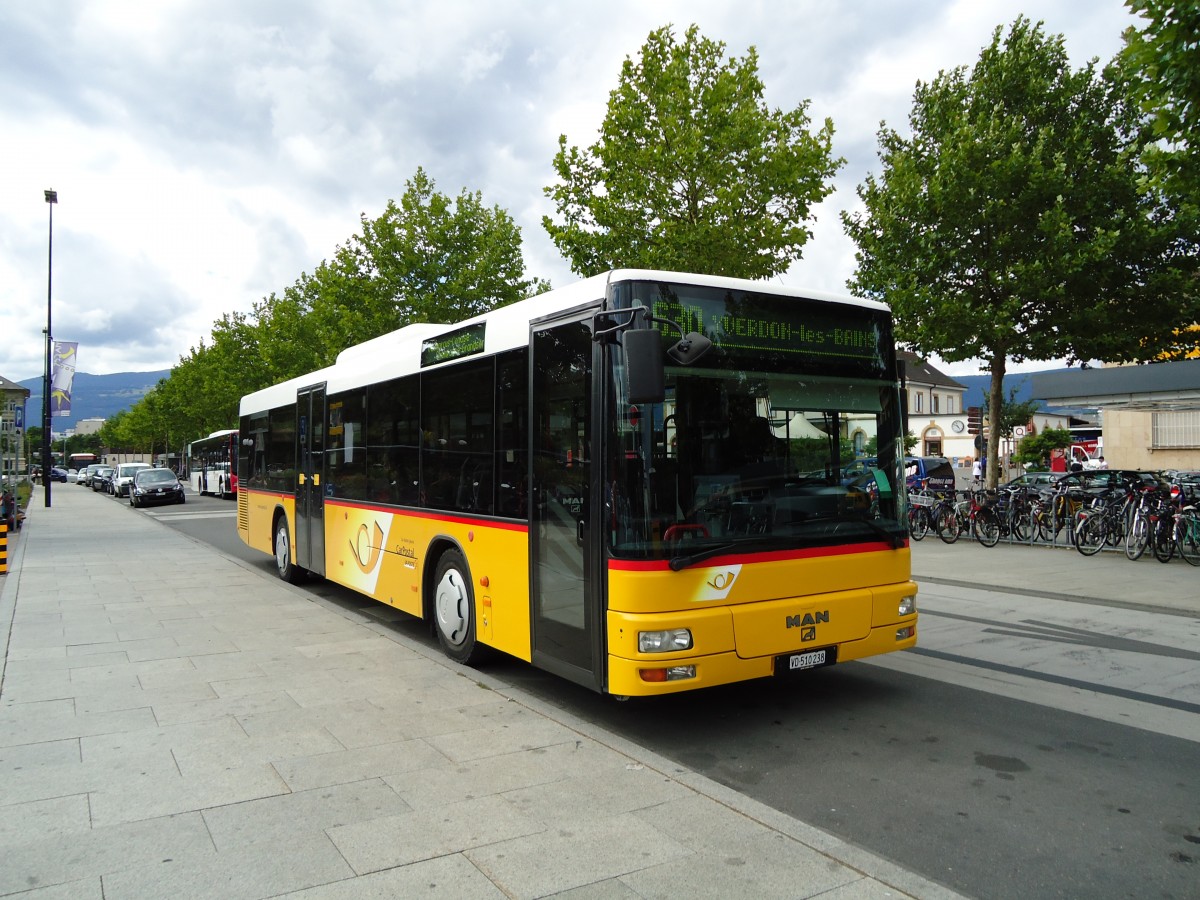 (128'107) - CarPostal Ouest - VD 510'238 - MAN (ex P 25'144) am 26. Juli 2010 beim Bahnhof Yverdon