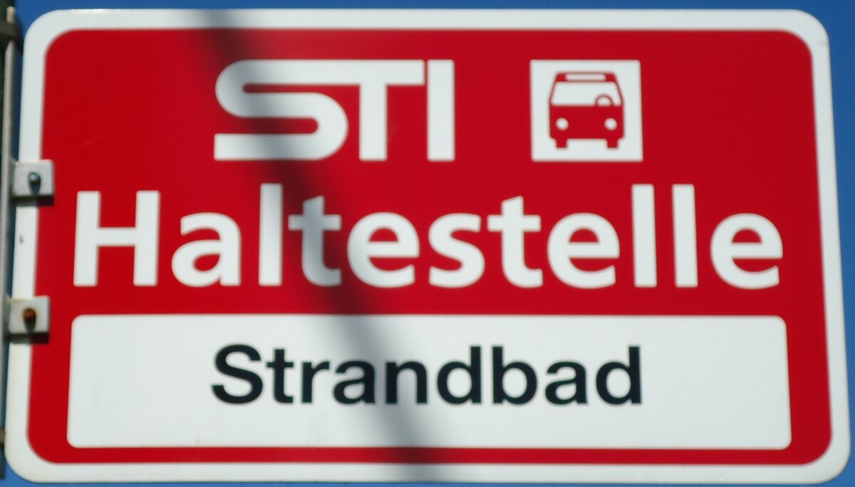 (128'178) - STI-Haltestellenschild - Thun, Strandbad - am 1. August 2010