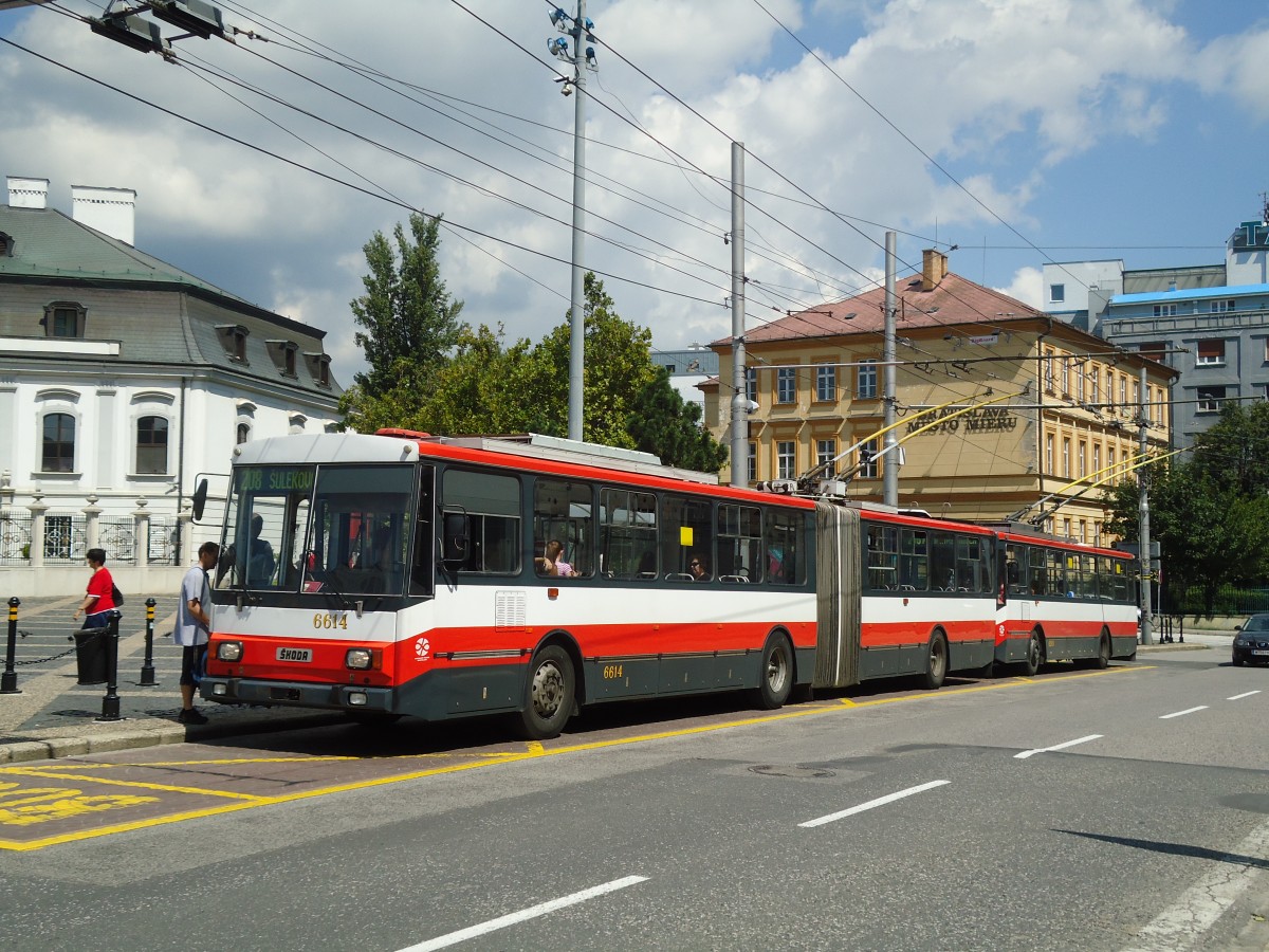 (128'511) - DPB Bratislava - Nr. 6614 - Skoda Gelenktrolleybus am 10. August 2010 in Bratislava, Hodzovo Nam.