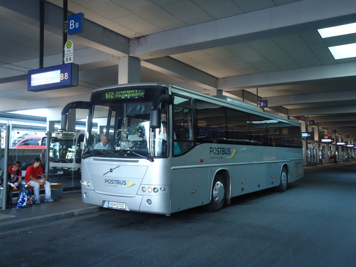 (128'542) - PostBus - BD 12'702 - Volvo am 10. August 2010 beim Bahnhof Linz