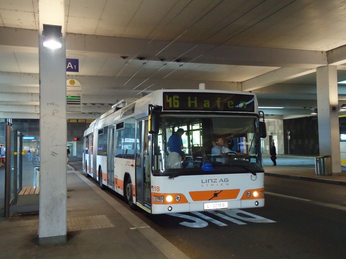 (128'570) - Linz Linien - Nr. 218/L 3218 B - Volvo Gelenktrolleybus am 10. August 2010 beim Bahnhof Linz