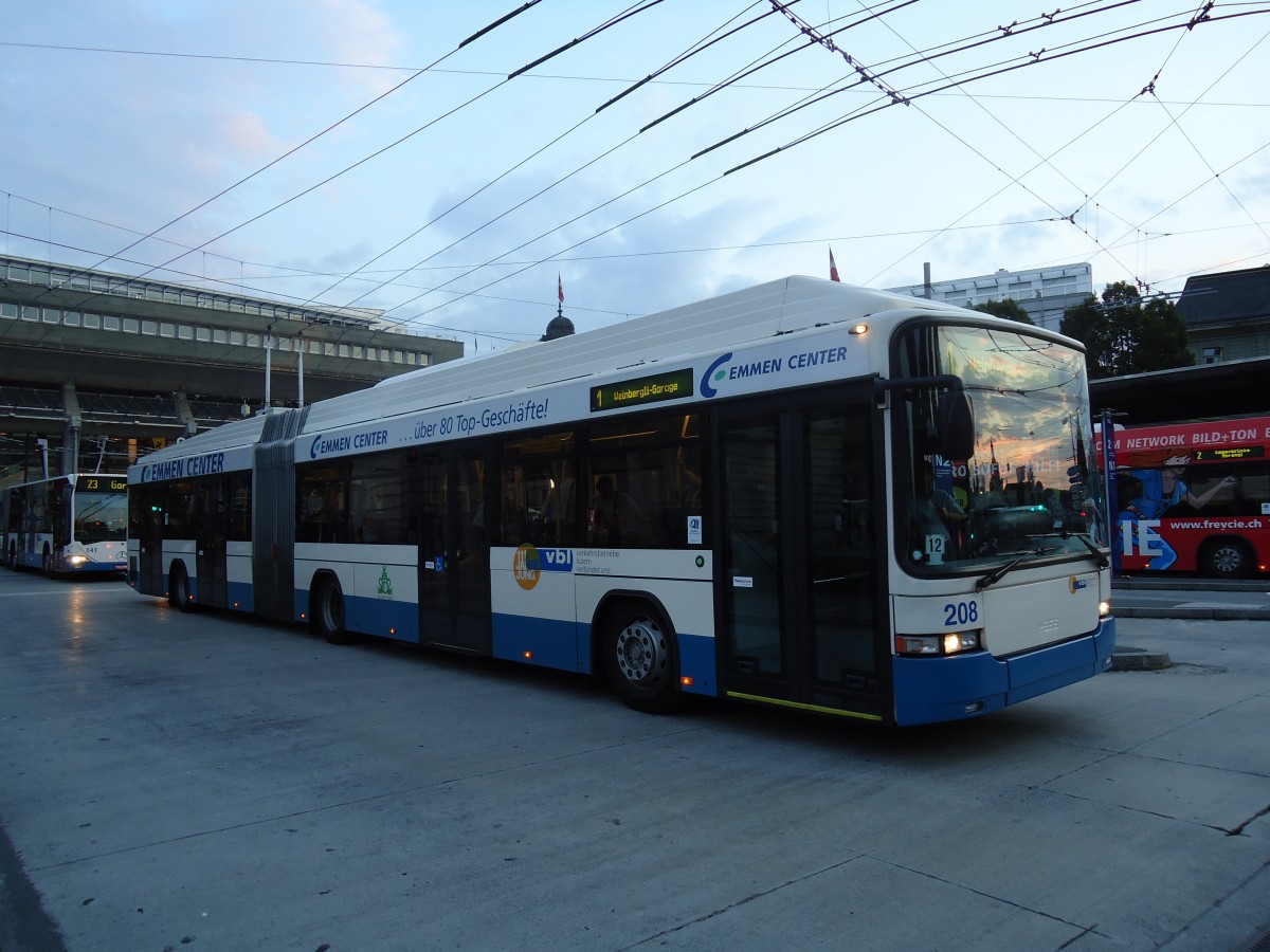 (128'745) - VBL Luzern - Nr. 208 - Hess/Hess Gelenktrolleybus am 13. August 2010 beim Bahnhof Luzern