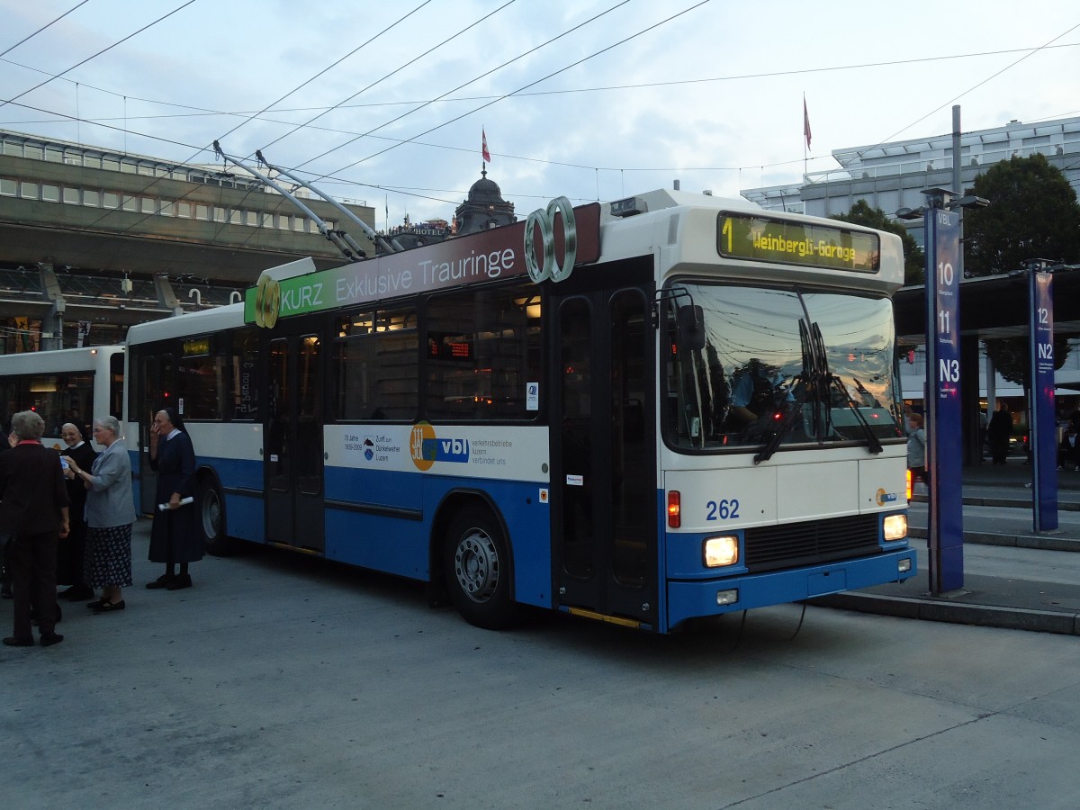 (128'748) - VBL Luzern - Nr. 262 - NAW/R&J-Hess Trolleybus am 13. August 2010 beim Bahnhof Luzern