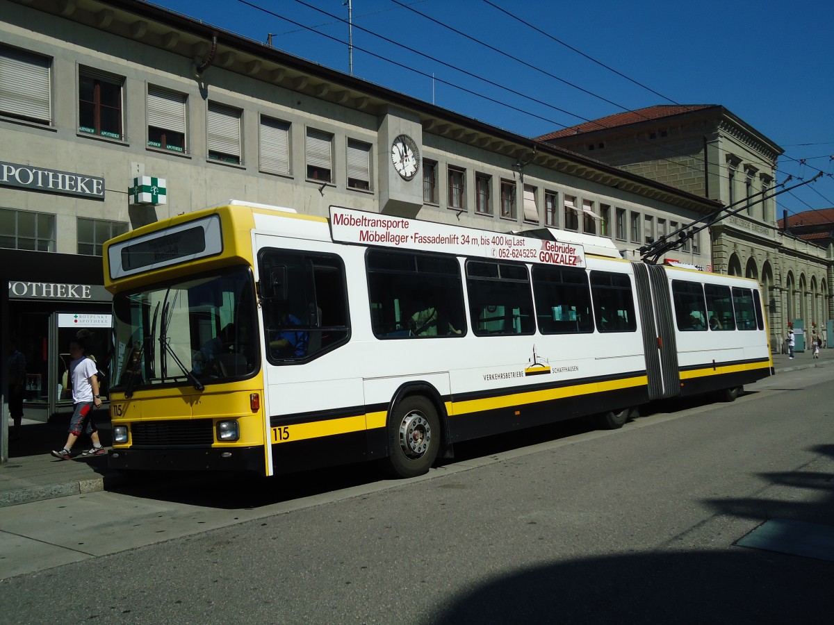 (129'016) - VBSH Schaffhausen - Nr. 115 - NAW/Hess Gelenktrolleybus am 22. August 2010 beim Bahnhof Schaffhausen