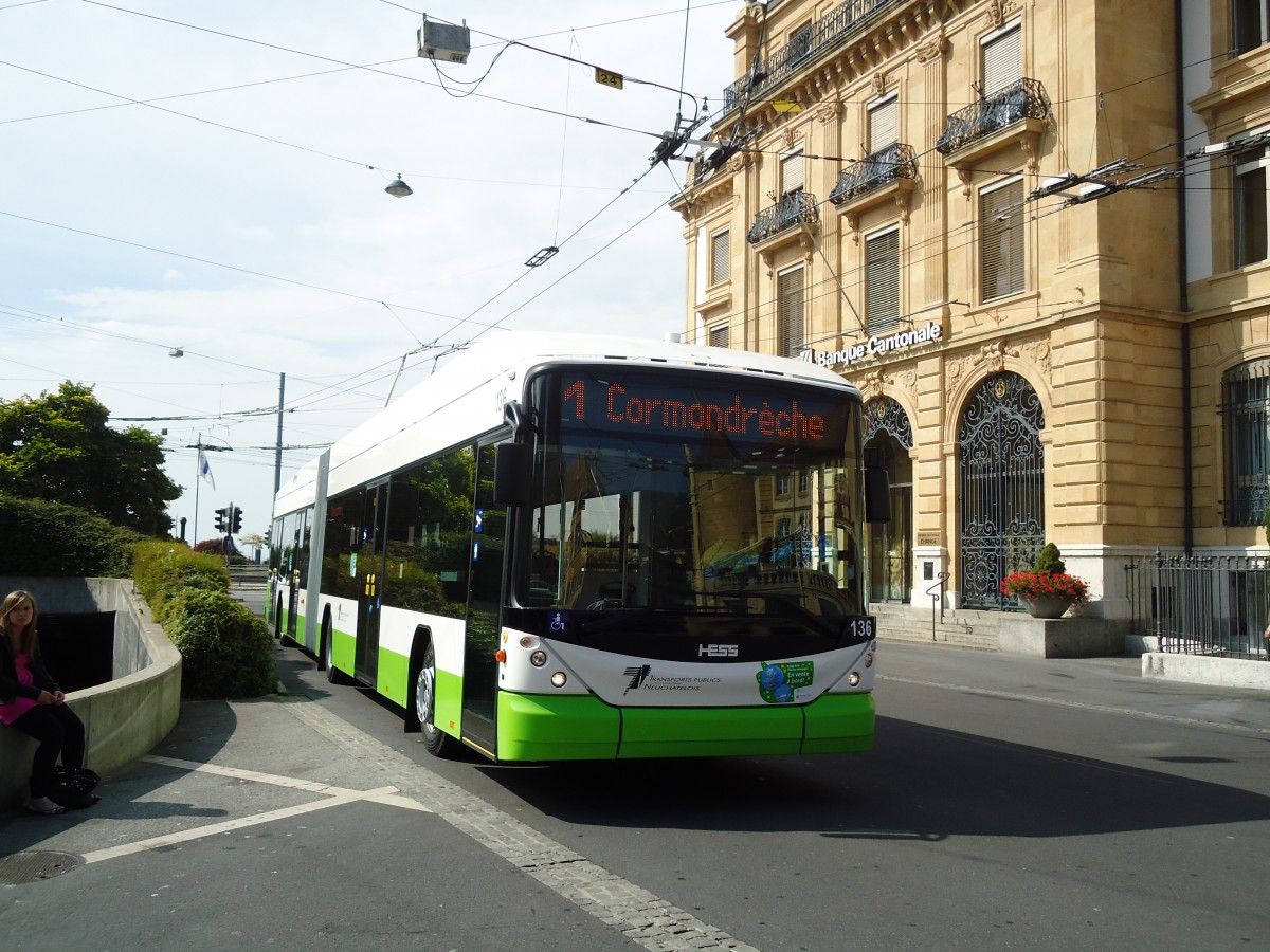 (129'550) - TN Neuchtel - Nr. 136 - Hess/Hess Gelenktrolleybus am 6. September 2010 in Neuchtel, Place Pury