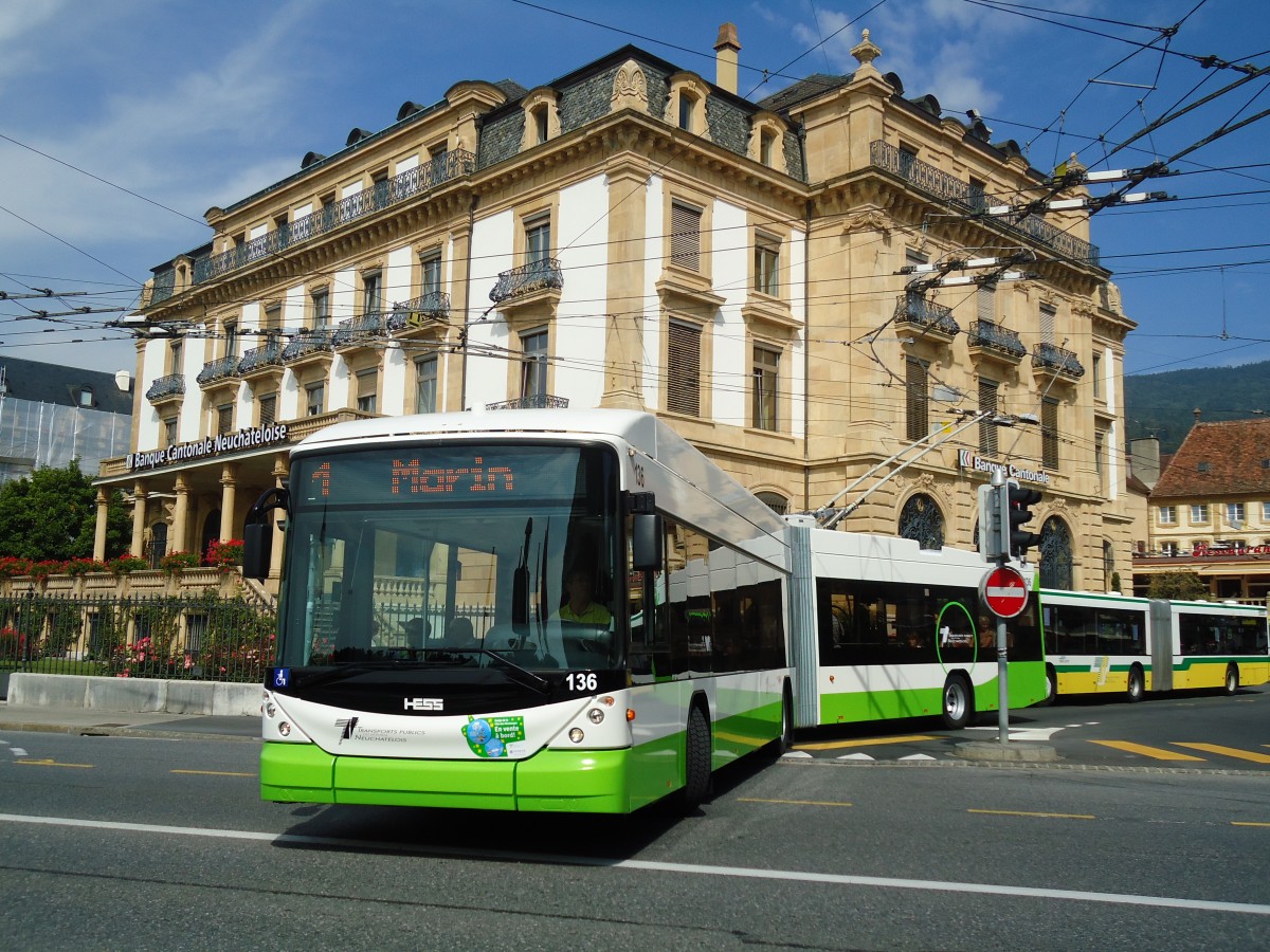 (129'567) - TN Neuchtel - Nr. 136 - Hess/Hess Gelenktrolleybus am 6. September 2010 in Neuchtel, Place Pury