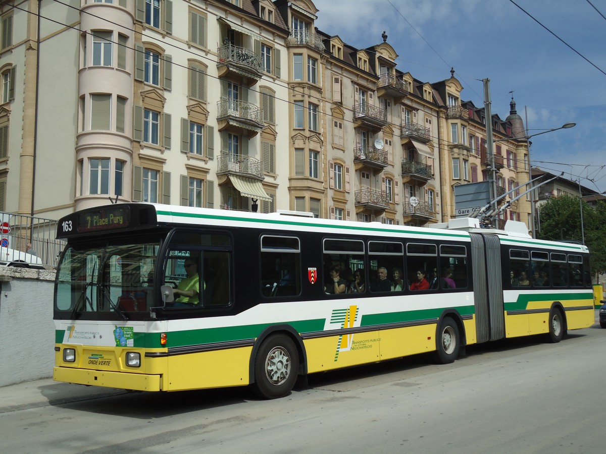 (129'586) - TN Neuchtel - Nr. 163 - FBW/Hess Gelenktrolleybus am 6. September 2010 beim Bahnhof Neuchtel