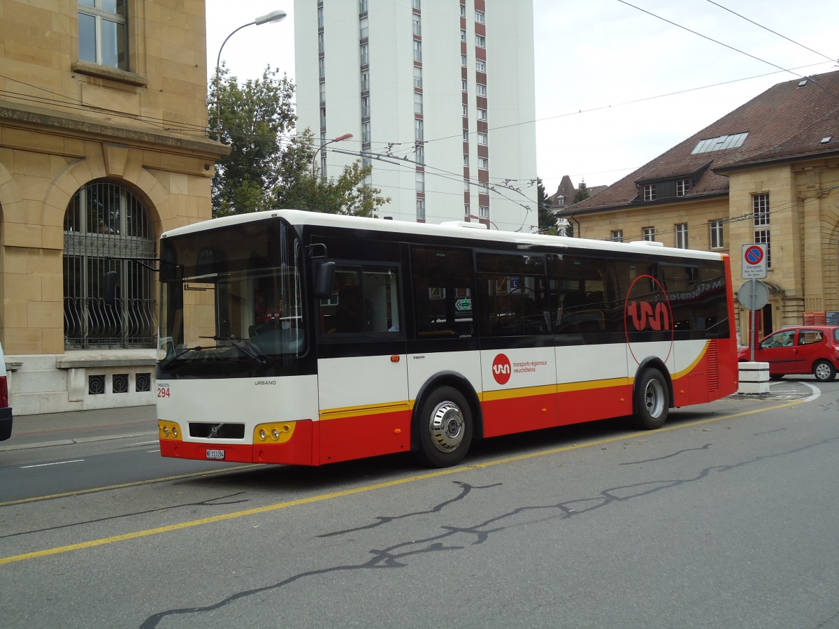 (130'155) - VR La Chaux-de-Fonds - Nr. 294/NE 113'294 - Volvo/Alfabuz am 4. Oktober 2010 beim Bahnhof La Chaux-de-Fonds