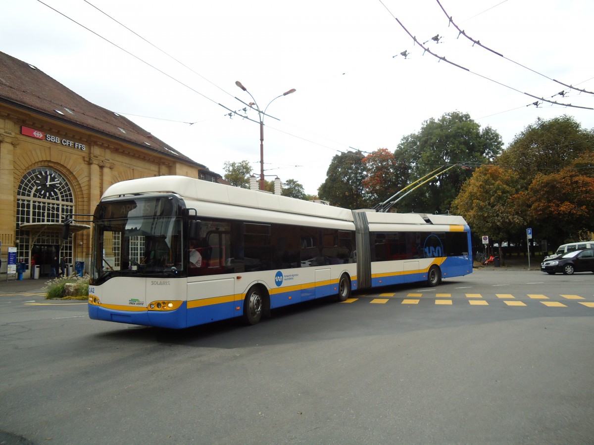 (130'165) - TC La Chaux-de-Fonds - Nr. 142 - Solaris Gelenktrolleybus am 4. Oktober 2010 beim Bahnhof La Chaux-de-Fonds