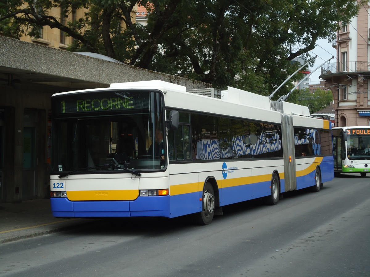 (130'167) - TC La Chaux-de-Fonds - Nr. 122 - NAW/Hess Gelenktrolleybus am 4. Oktober 2010 beim Bahnhof La Chaux-de-Fonds